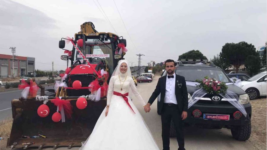 Kepçeyle gelin alma merasimi görenleri şaşırttı