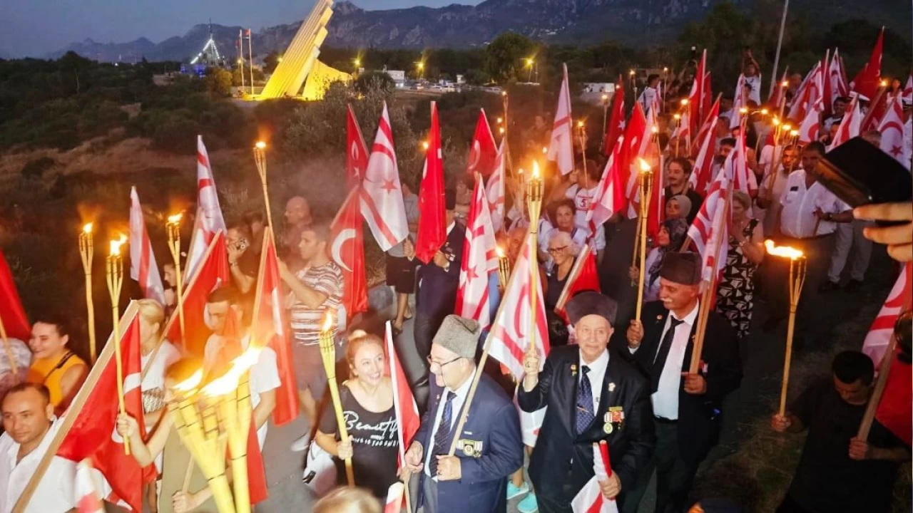 K�br�s Bar�� Harekat�'n�n 50. y�l d�n�m�nde gen�ler ile gaziler '�afak N�beti' tuttu