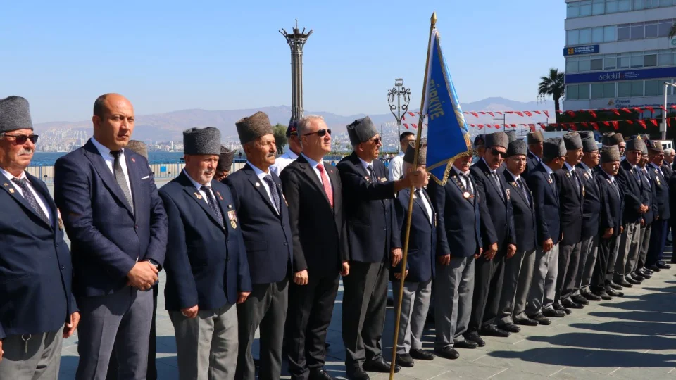 Kıbrıs Barış Harekatı'nın 52. yıl dönümü İzmir'de törenle kutlandı