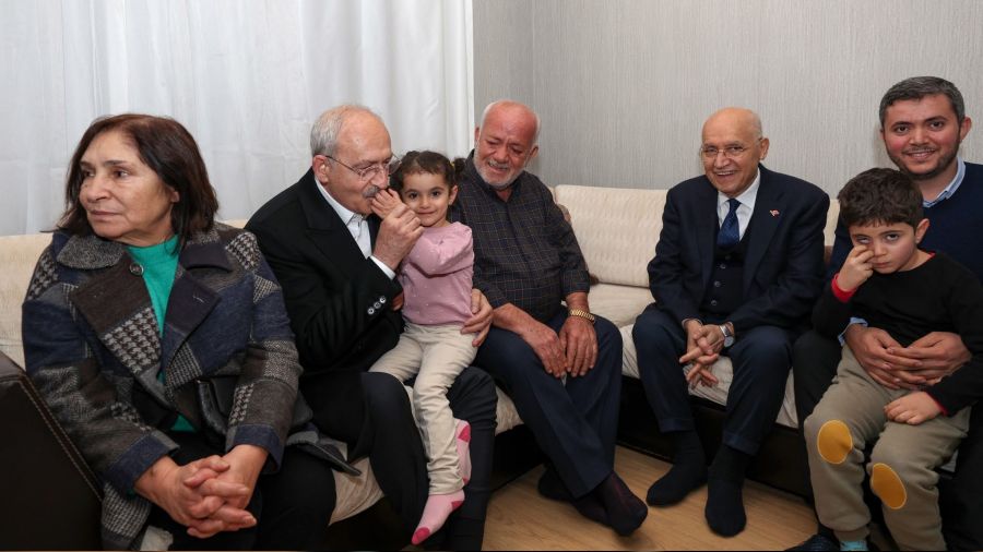 K�l��daro�lu, depremzede aileyi ziyaret etti