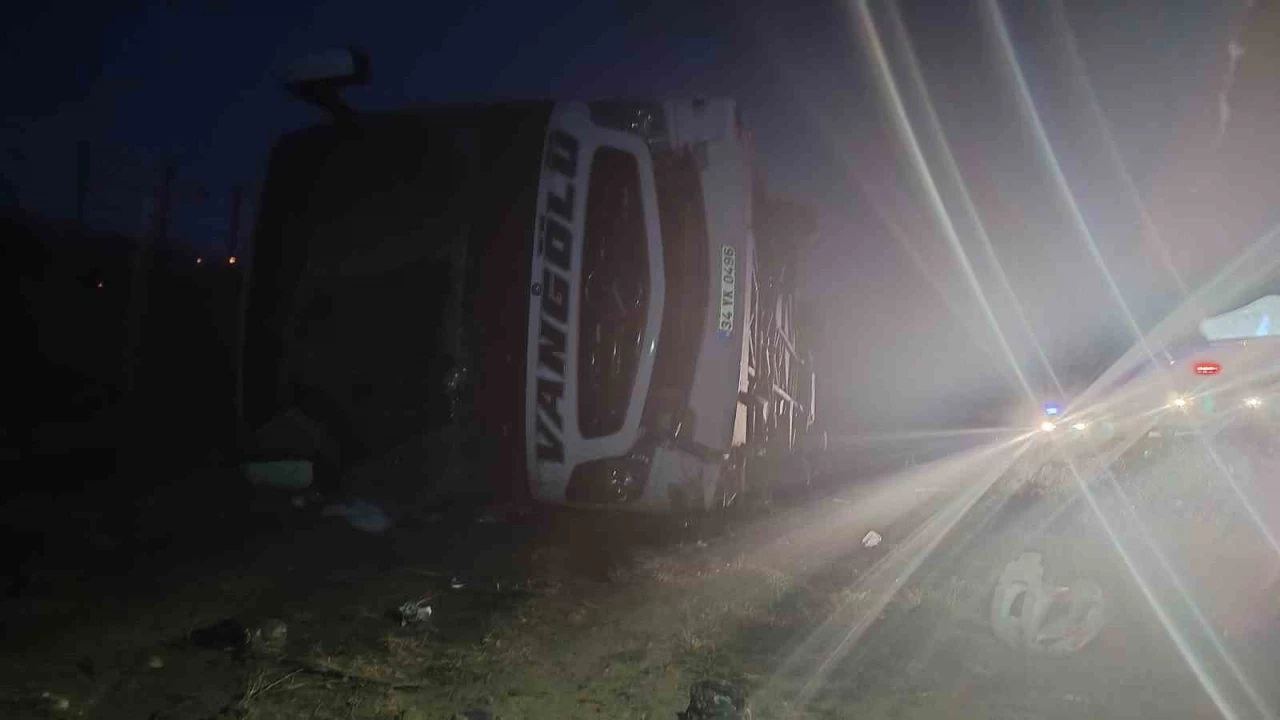 Krehir'de yolcu otobs yan yatt: 15 yaral