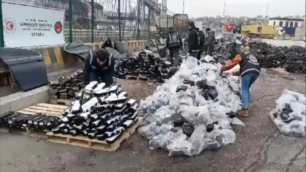 Kocaeli'de 90 milyon liralık kaçak oto parçası ele geçirildi