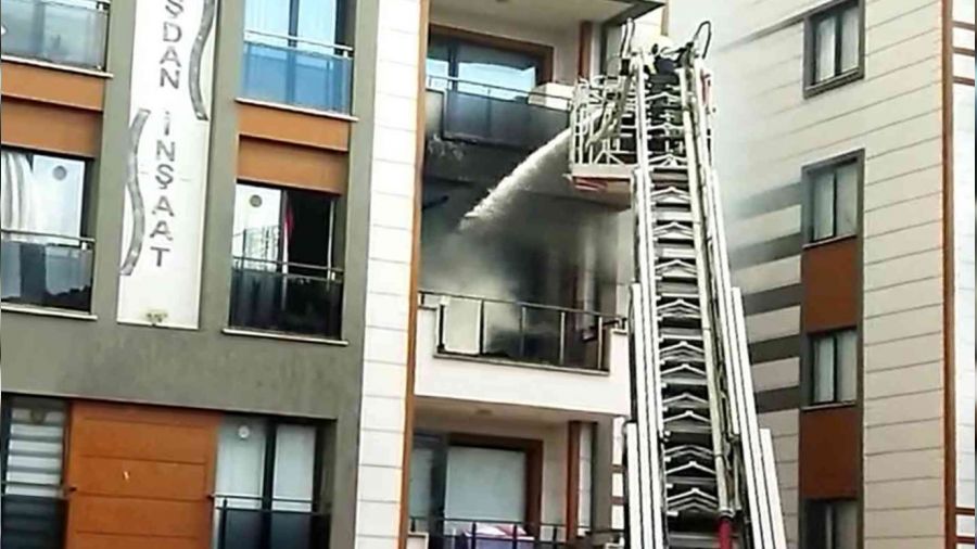 Kombi patladı, daire alevlere teslim oldu
