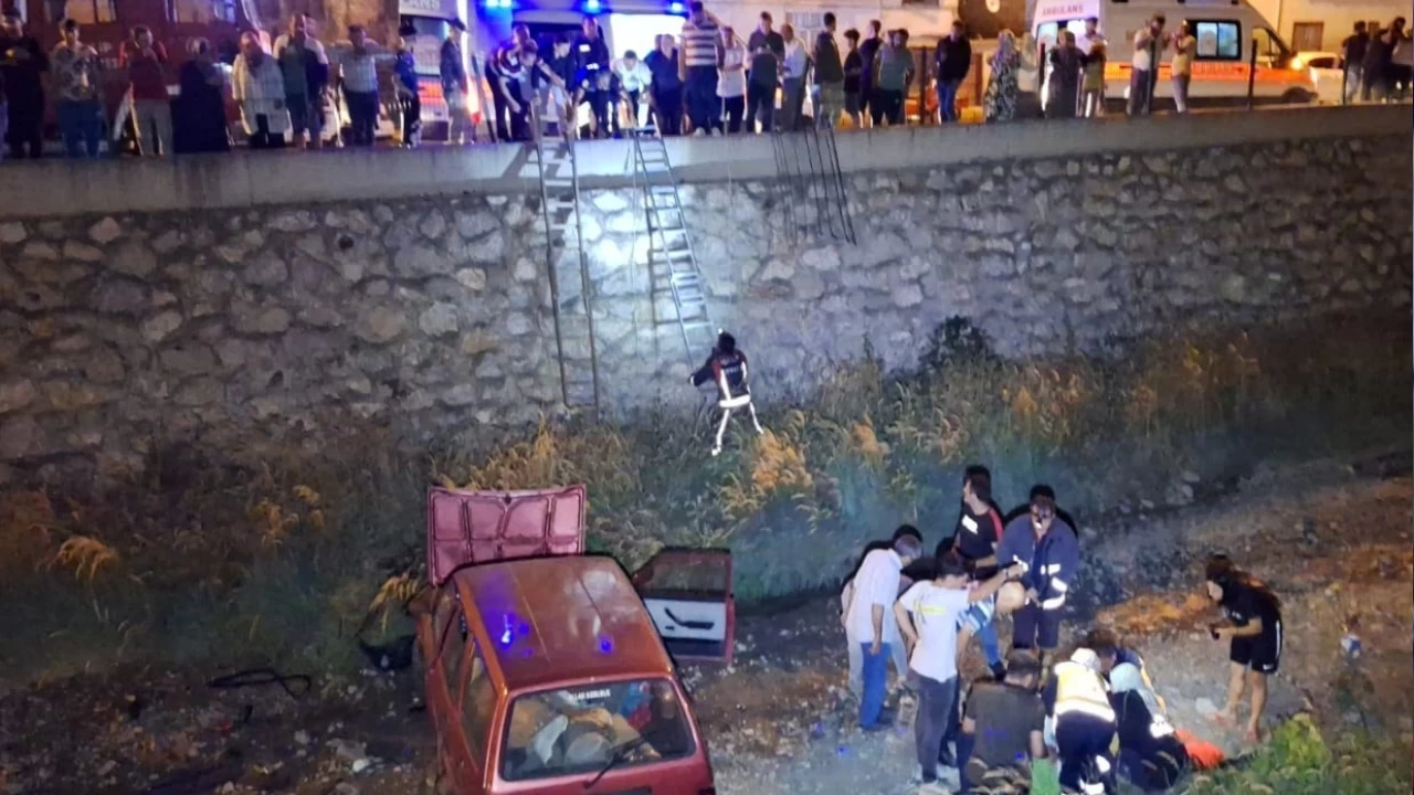 Kontrolden çıkan otomobil dereye uçtu: 3 yaralı