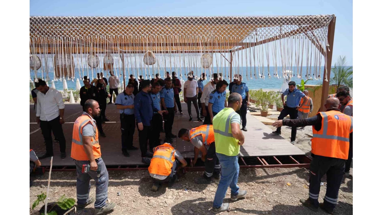 Konyaaltı sahilinde kıyı işgali denetimi gerginliğe dönüştü