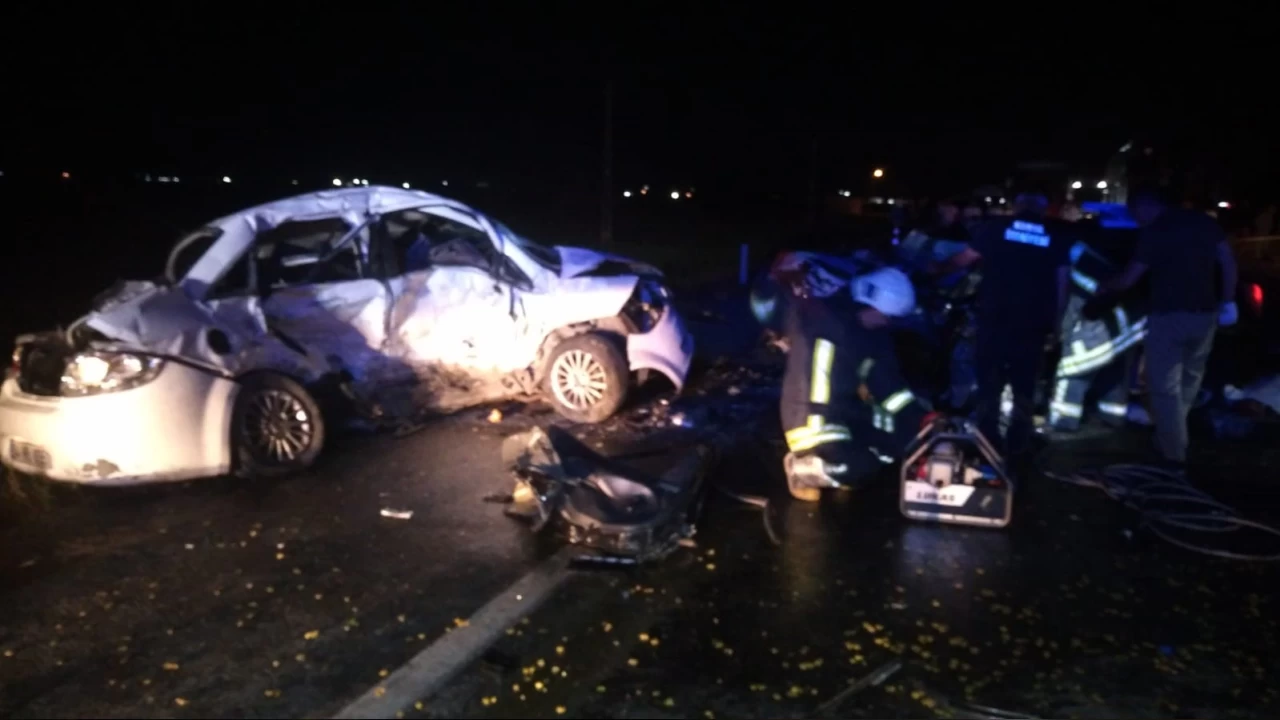 Konya'da 2 otomobil �arp��t�: 4 �l�, 2 �ocuk yaral�