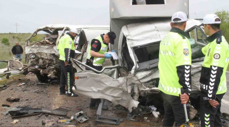 Konya'da kamyonetle minibs arpt: 2 l, 3 yaral