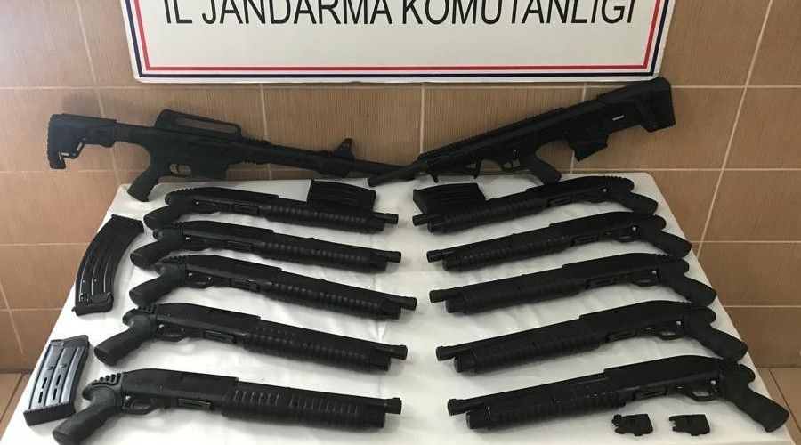Konya'dan kargoya verilen 12 kaçak av tüfeği jandarmaya takıldı