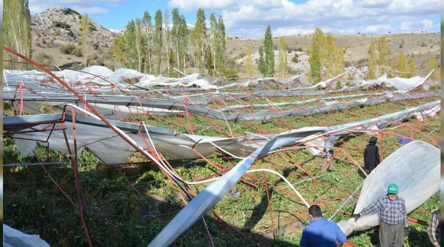 Korkuteli'nde 18 sera hortumdan zarar g�rd�