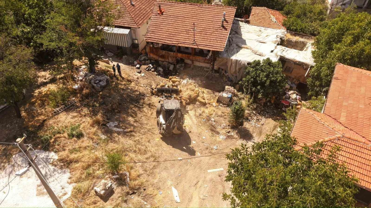 Kötü kokunun kaynağı ortaya çıkınca mahalleli şaşkına döndü