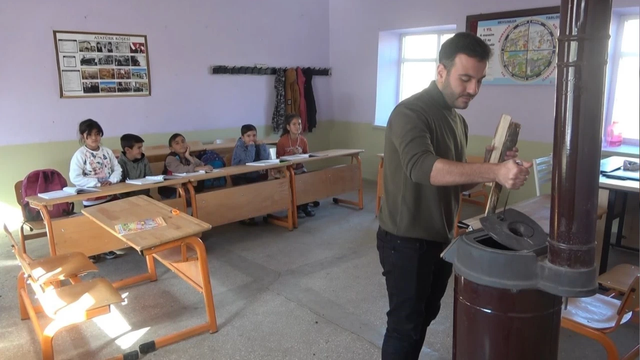 Köyün tek öğretmeni, 5 öğrencisini geleceğe hazırlıyor