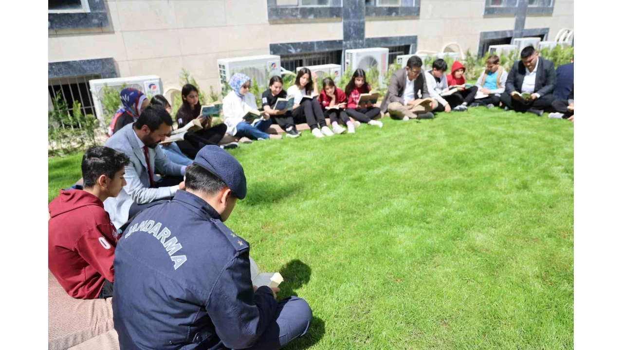 Kozan sustu, kitaplar konuştu