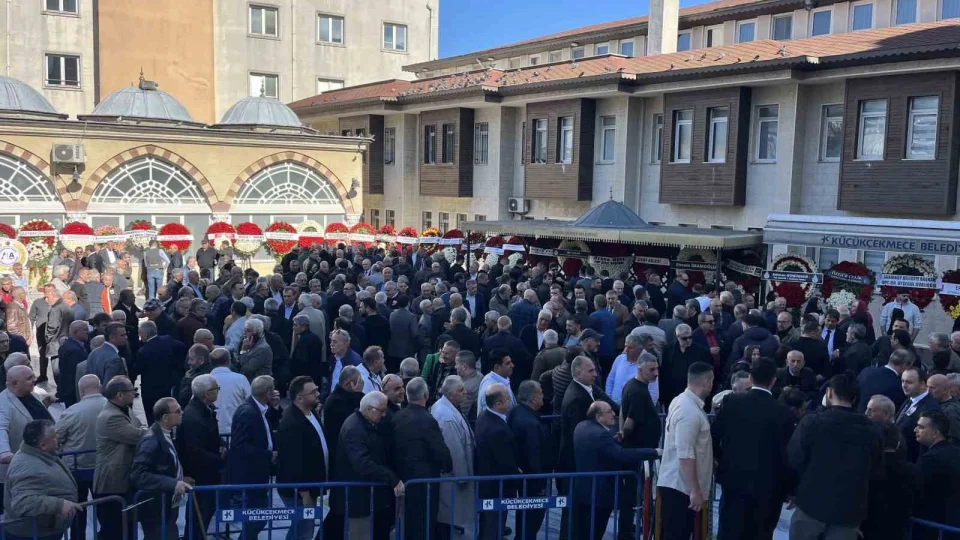 K���k�ekmece Belediye Ba�kan� �ebi'nin karde�i �mer �ebi son yolculu�una u�urland�