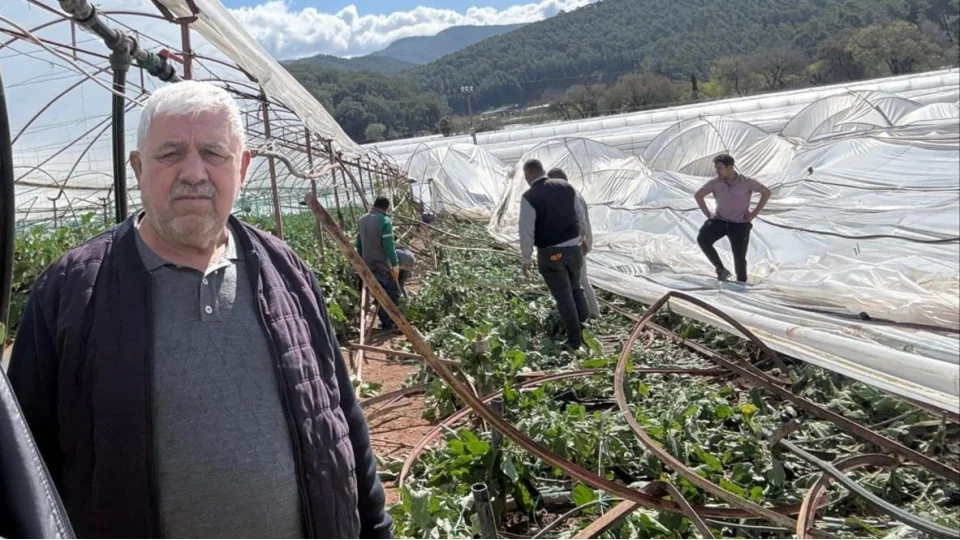 Kumluca'da hortum seralar� vurdu, 10 d�n�m alan zarar g�rd�