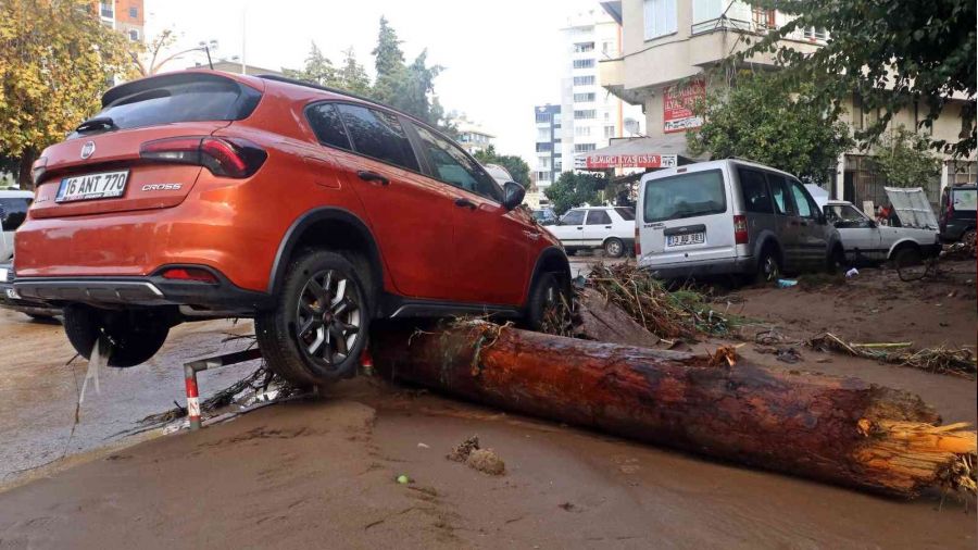 Kumluca'da sel esnafı vurdu