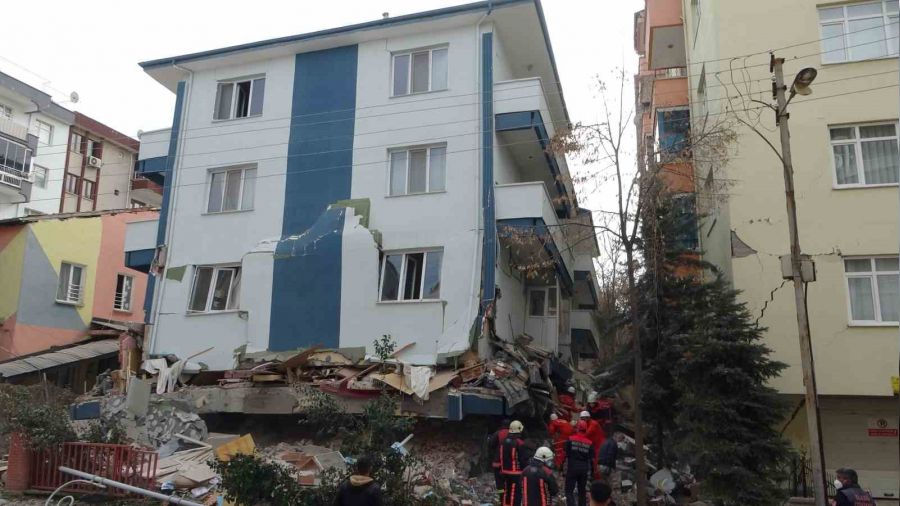 Kur'an kursu hocas� enkaz alt�ndan ��kar�ld�