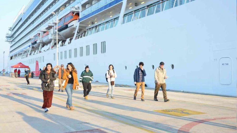 Ku�adas�'na 2023 sezonunun ilk kruvaziyer gemisiyle 841 yolcu geldi