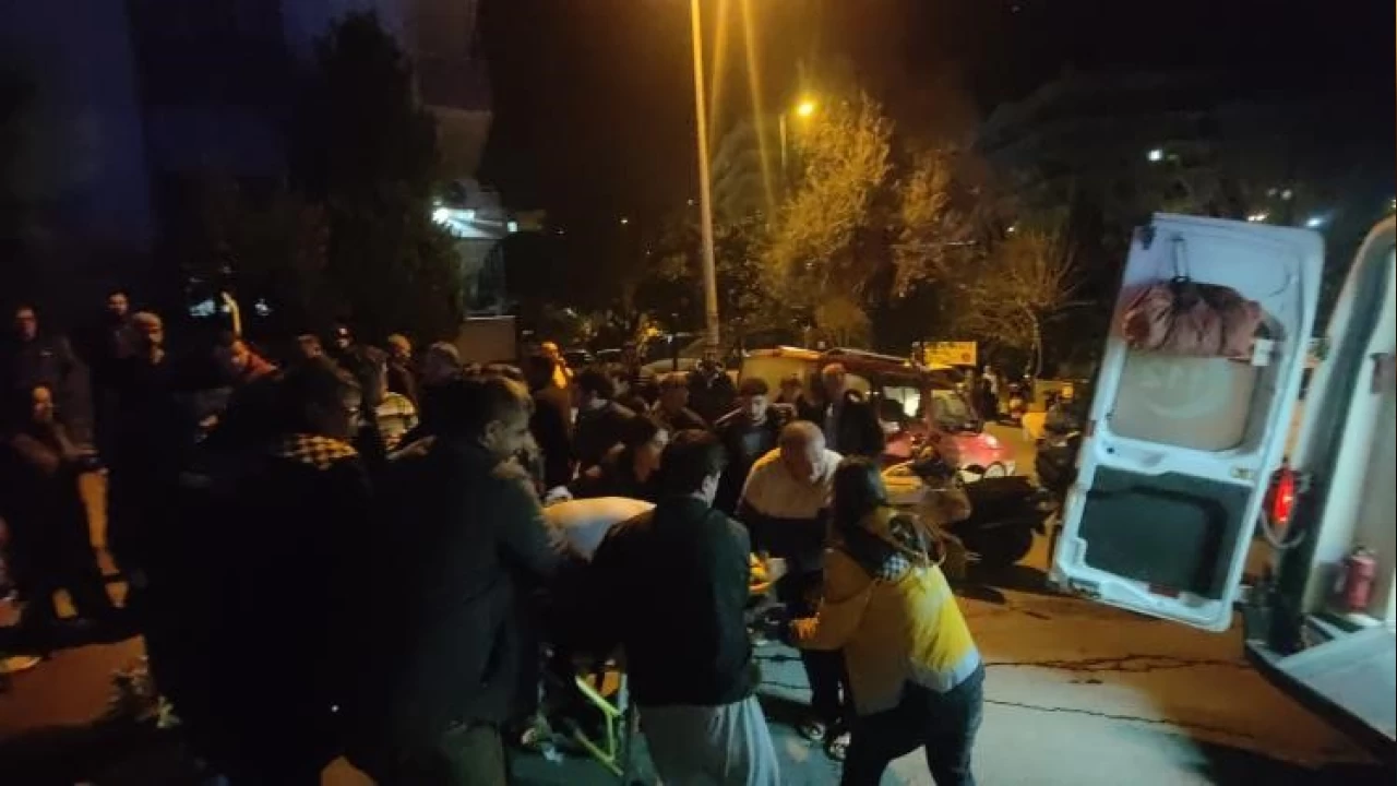 Ku�adas�'nda 2 motosiklet kafa kafaya �arp��t�: Biri a��r 3 yaral�