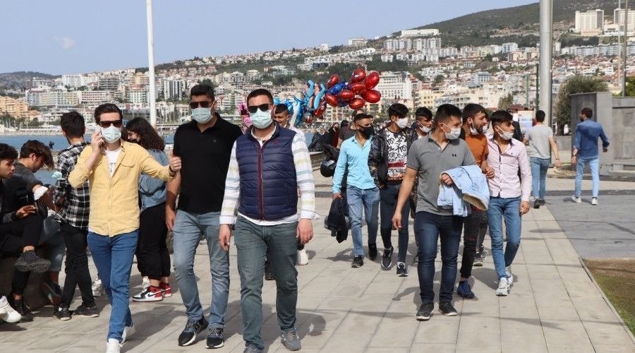 Ku�adas�'nda vatanda�lar sahile ak�n etti