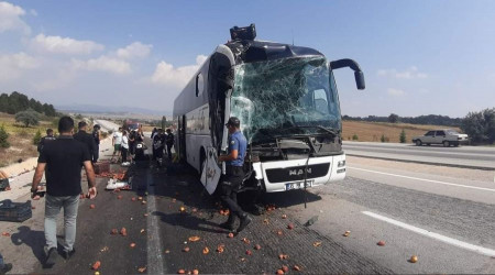 Kütahya'da yolcu otobüsü kamyona çarptı: 8 yaralı