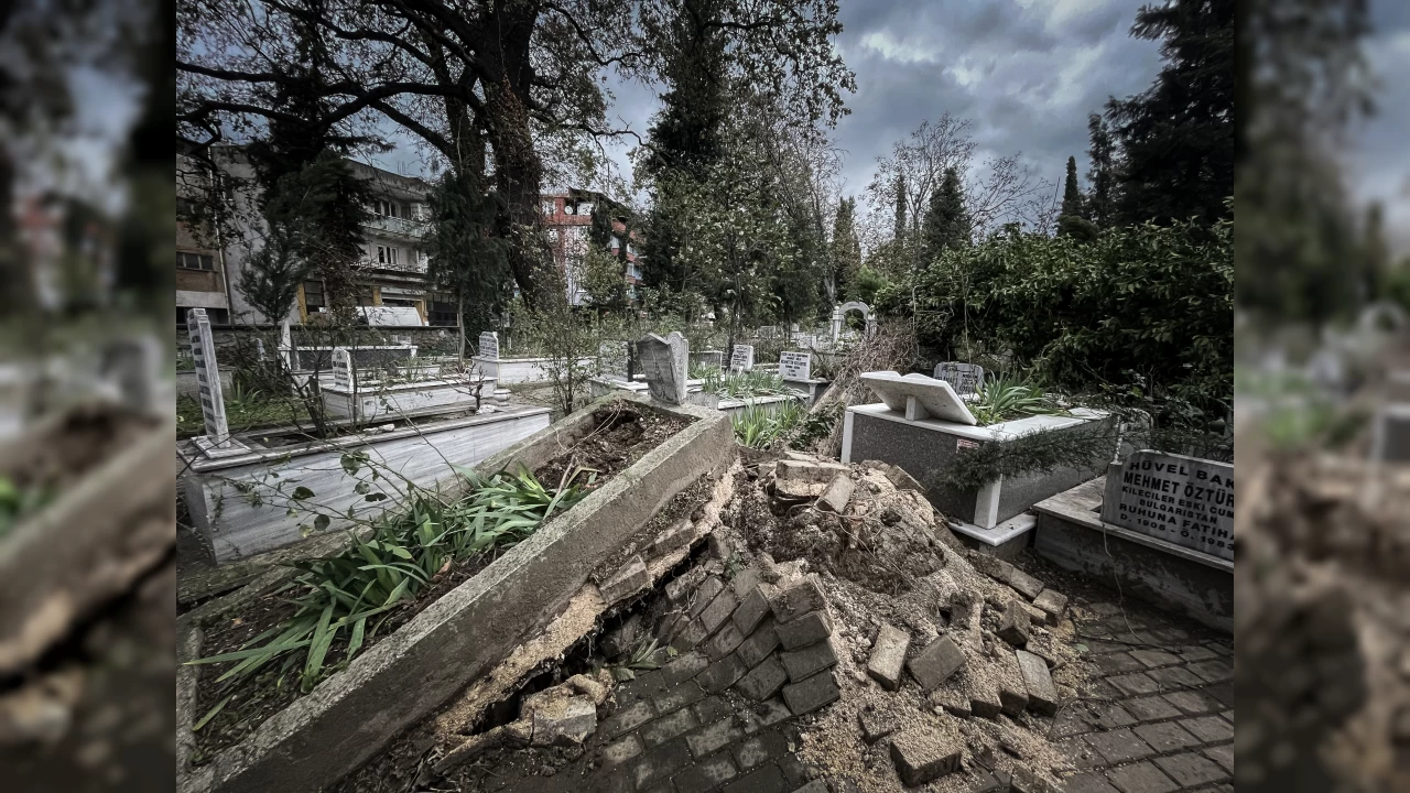 Kuvvetli lodosta devrilen a�a�lar mezarlara zarar verdi