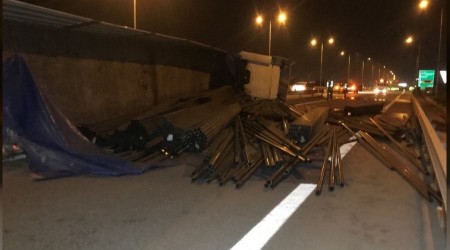 Kuzey Marmara Otoyolu'nda TIR devrildi