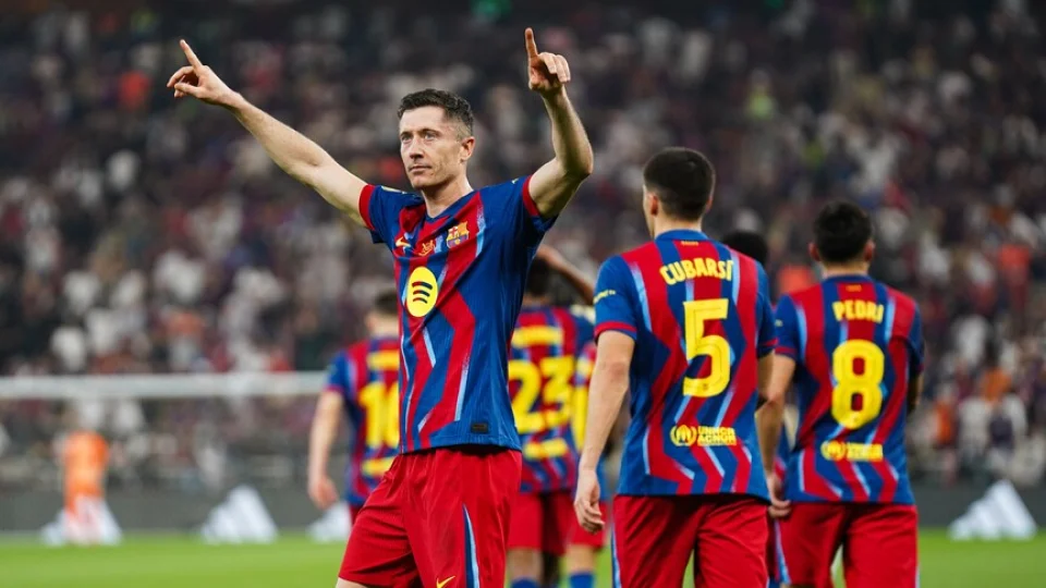 Lewandowski, Barcelona'dan ayr�l�yor