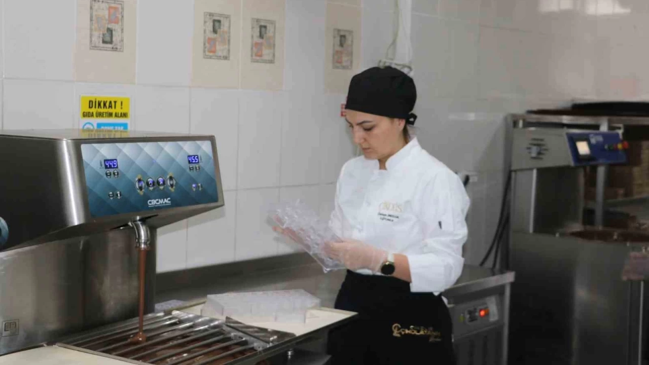 Lise öğrencilerinin yoğun çikolata mesaisi