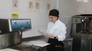 Lise öğrencilerinin yoğun çikolata mesaisi