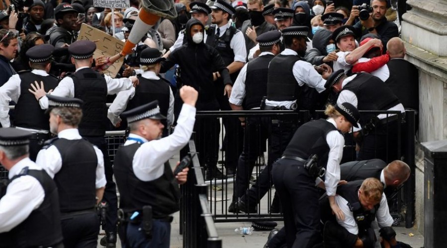Londra polisi de ırkçı çıktı