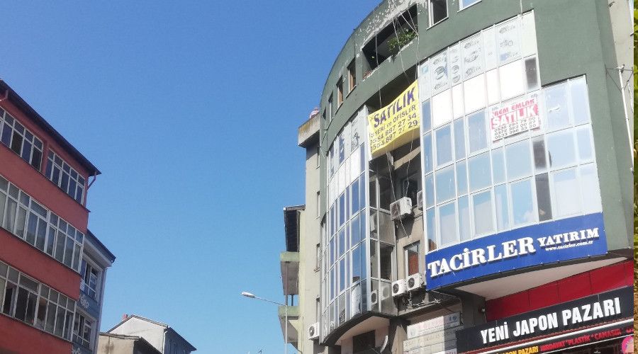 Maaşını alamayınca çalıştığı binanın çatısına çıktı