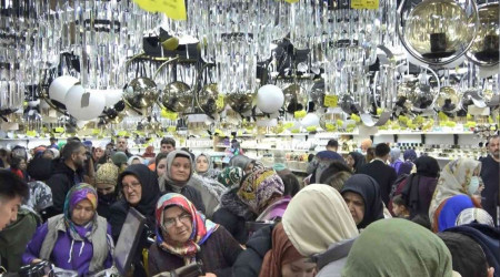 Mağaza açılışında izdiham oluştu