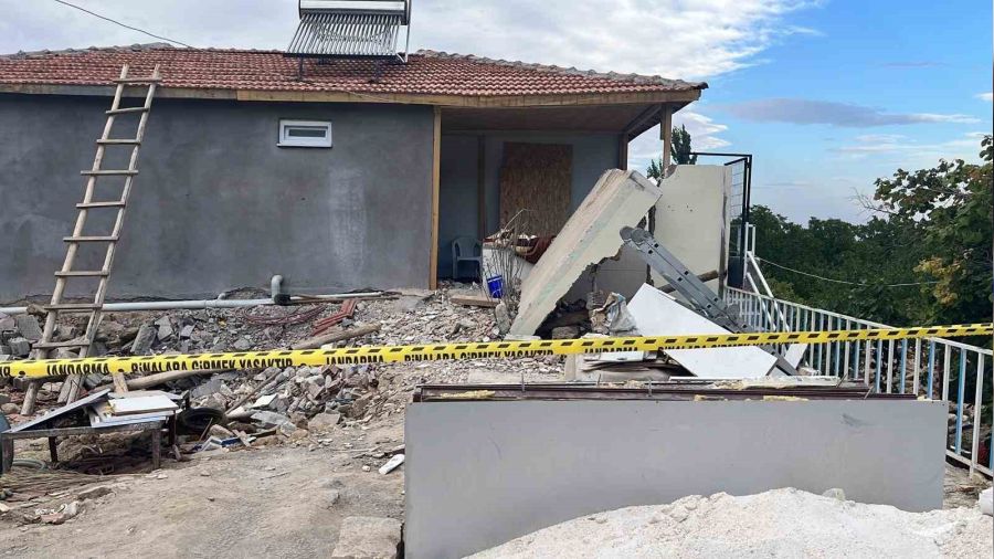Malatya'da ağır hasarlı binanın duvarı çöktü: 1 ölü