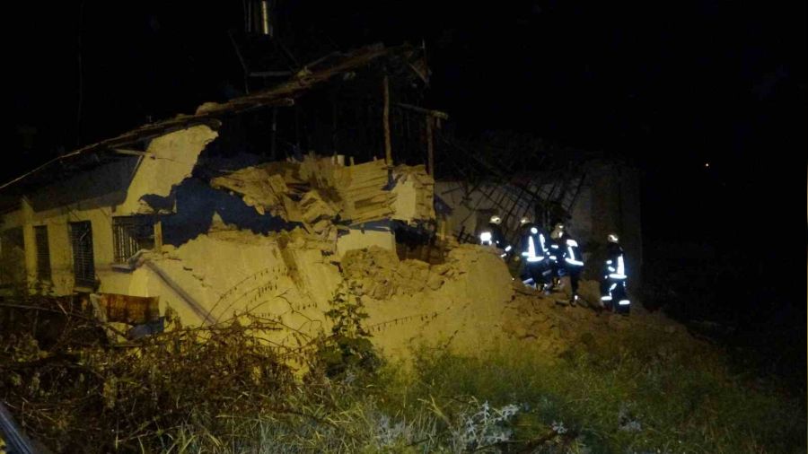 Malatya'da hasarl� evde g���k meydana geldi
