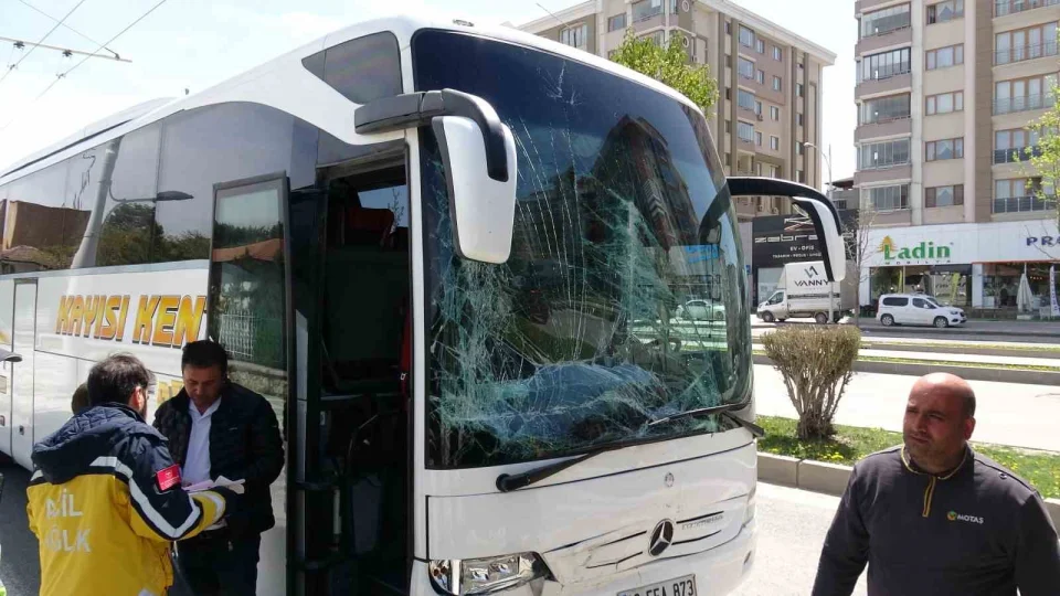 Malatya'da iki otob�s �arp��t�: 2 yaral�