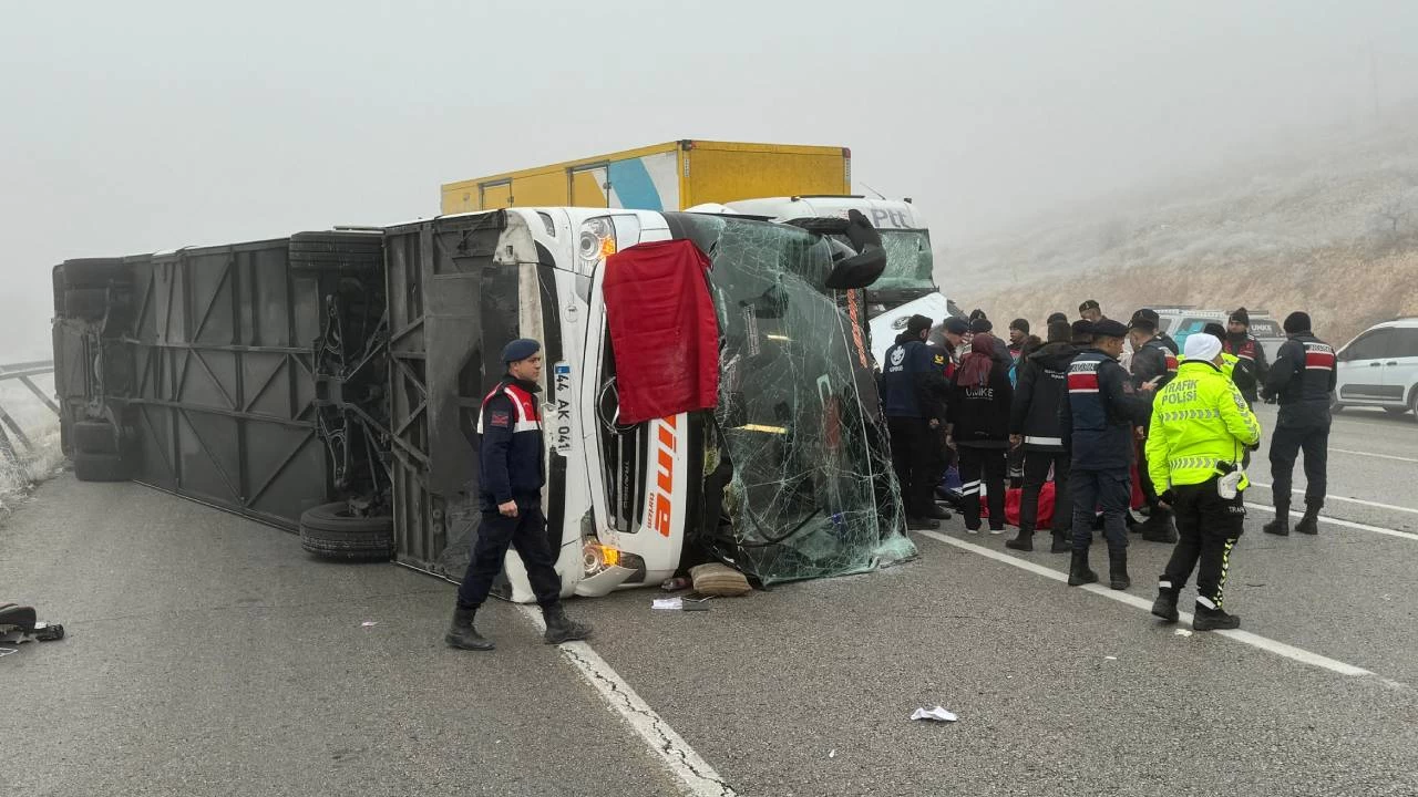Malatya'da yolcu otobüsü devrildi: 3 kişi öldü, 36 kişi yaralandı