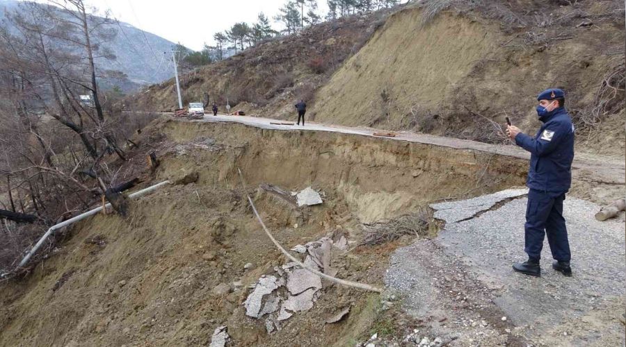 Manavgat'ta heyelan; karayolu çöktü