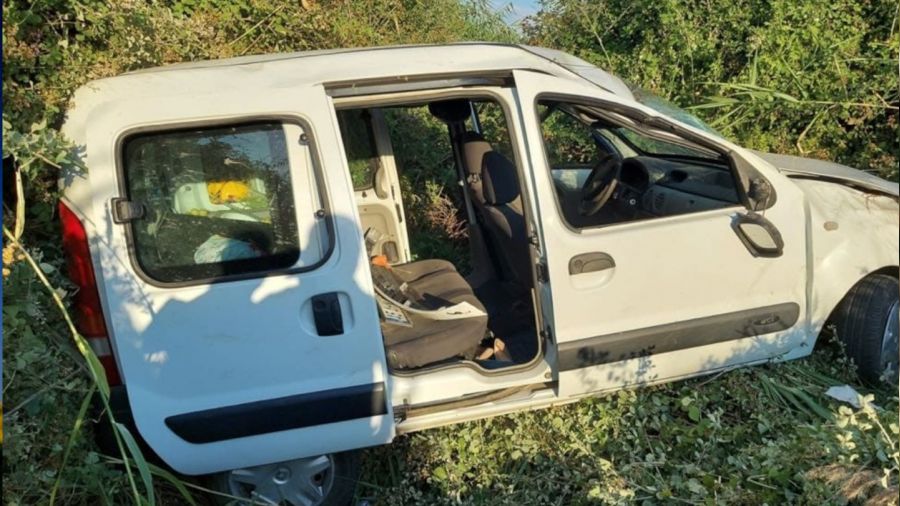 Manisa'da kontrolden ��kan kamyonet �arampole d��t�: 5 yaral�