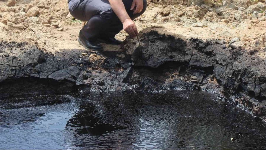 Manisa'da petrole benzer siyah s�v� heyecan uyand�rd�