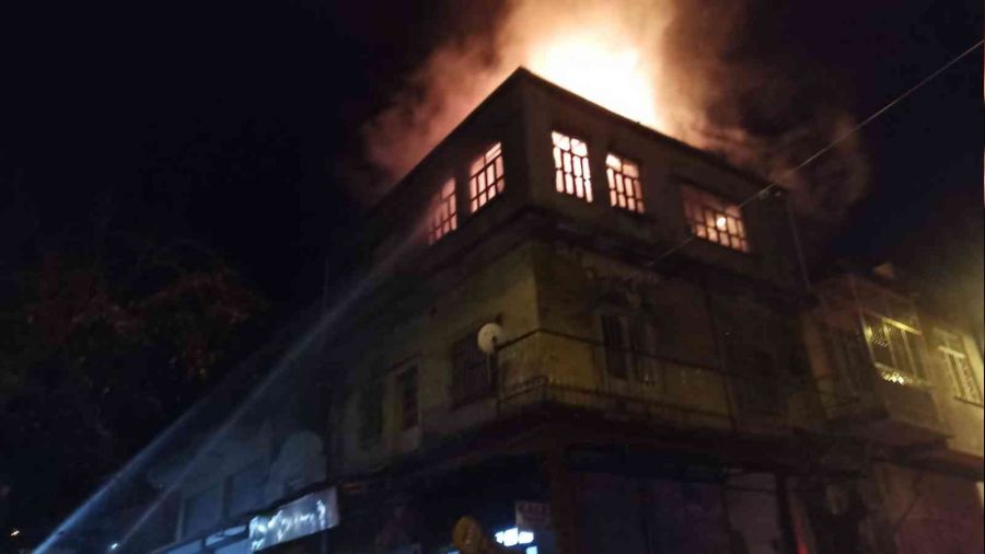 Manisa'da tarihi çarşıda korkutan yangın