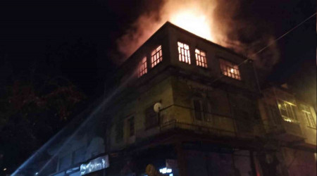 Manisa'da tarihi çarşıda korkutan yangın