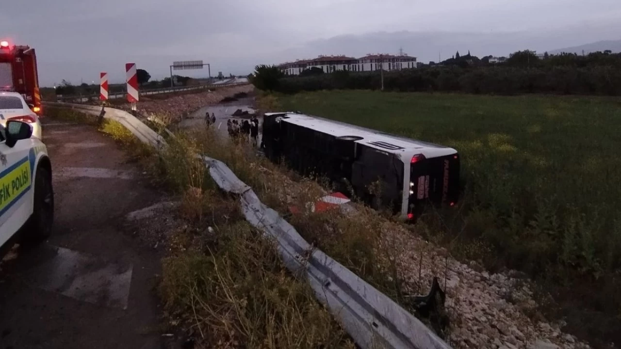 Manisa'da yolcu otobüsü şarampole yuvarlandı: 10 yaralı