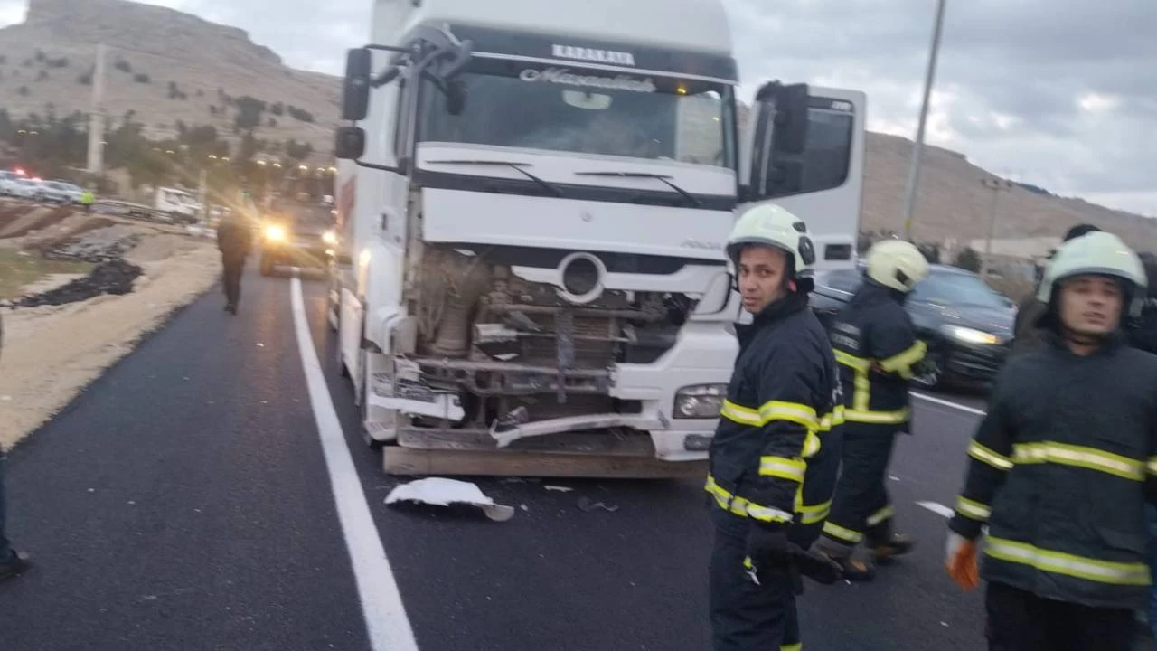 Mardin'de tır ile otomobil çarpıştı: 1 ölü, 3 yaralı
