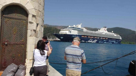Marmaris'e gelen dev yolcu gemisi esnafın yüzünü güldürdü