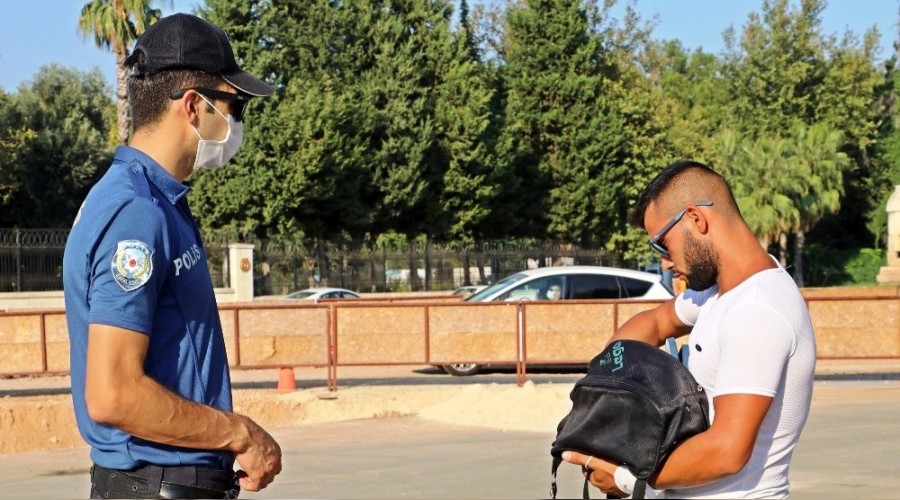 Maske takmayanlar�n 'tam marketten al�yordum' bahanesi cezay� �nleyemedi