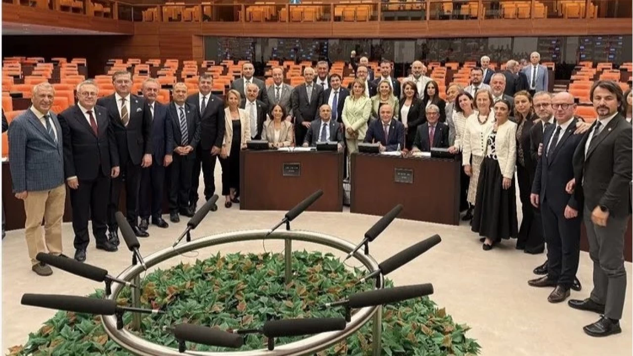 Meclis tatile girdi milletvekilleri foto�raf �ektirdi