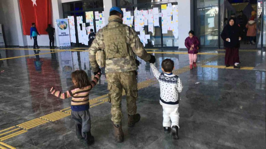 Mehmetçiğin sayesinde iki çocuk kaybolmaktan kurtuldu