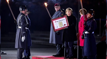 Merkel iin askeri veda treni dzenlendi