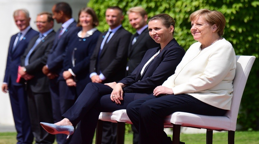  Merkel'in titremesine sandalye nlemi     
