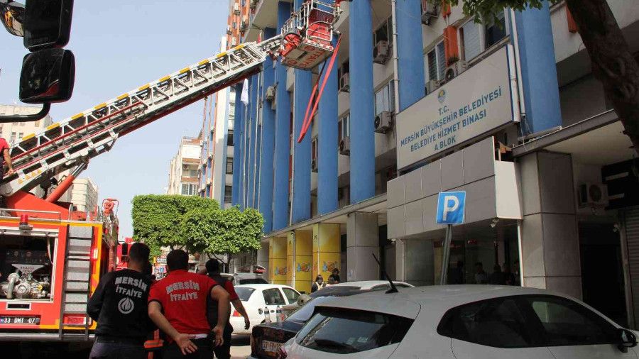 Mersin'de belediye binasında çıkan yangın korkuttu